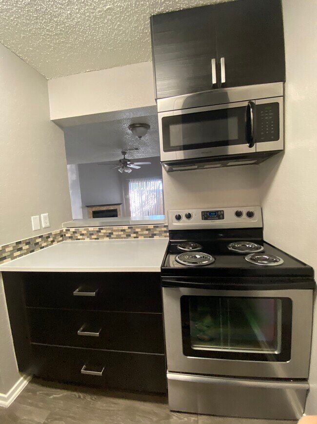 Building Photo - Hulen Park Place