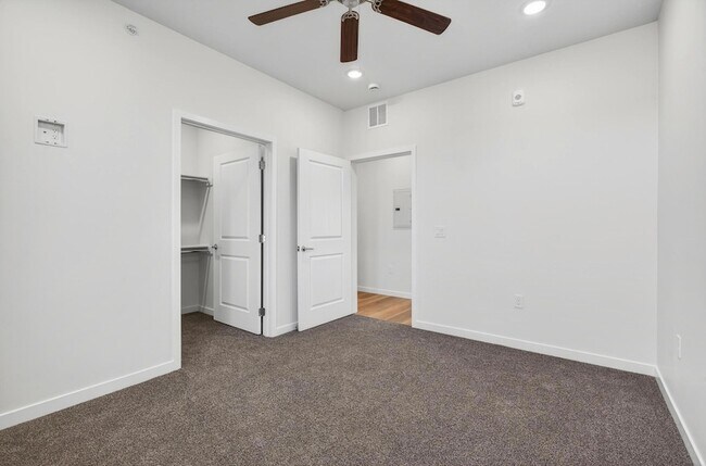 Building Photo - 983 W State St