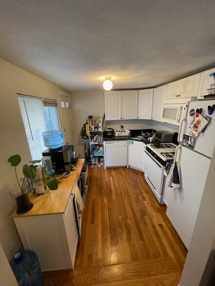 Building Photo - 144 Thorndike St