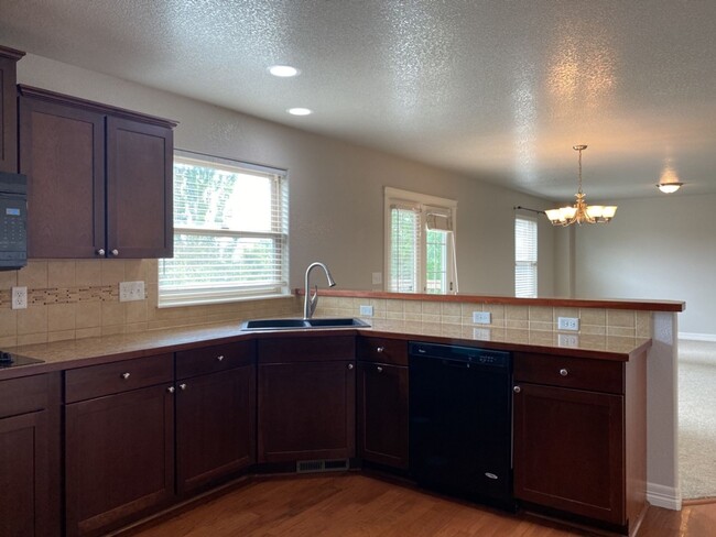 Building Photo - Large 6 Bedroom 4 Bath Home in Northeast F...