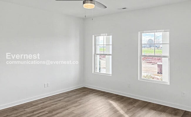 Building Photo - 3 Bed/3 Bath Townhome with Off-Street Parking / Pet-Friendly / Vouchers Accepted / Available Now!