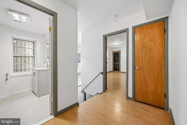 Building Photo - 2036 Mt Vernon St