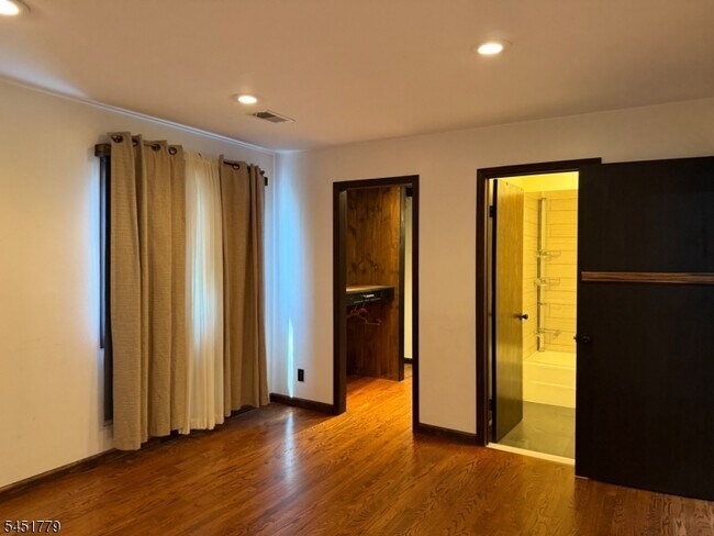 Building Photo - 52 Heckel St