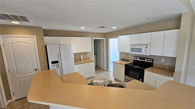 Building Photo - 1316 NE 16th Pl