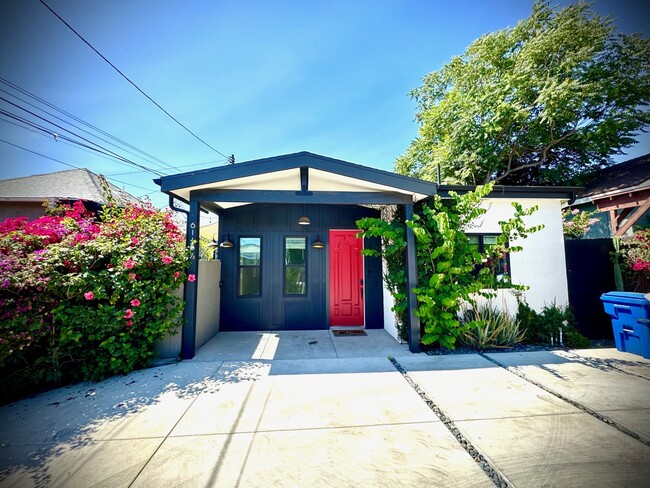 Building Photo - 6115 1/2 Burwood Ave