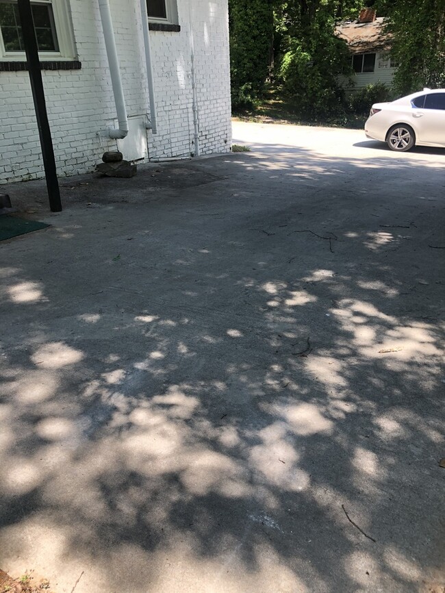 Building Photo - Great Location ! Spacious Backyard!