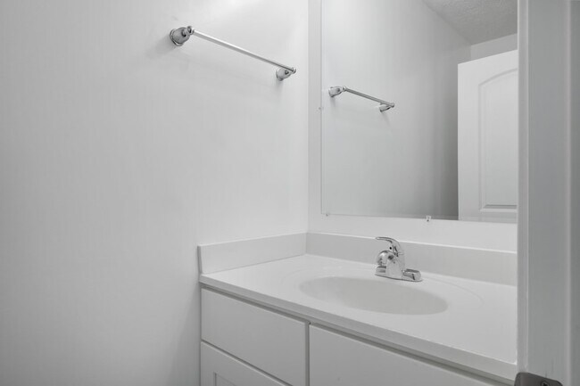 Building Photo - 445 Skylar Dr