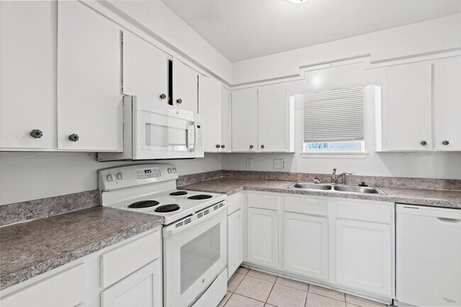 Building Photo - Your waterfront escape awaits!