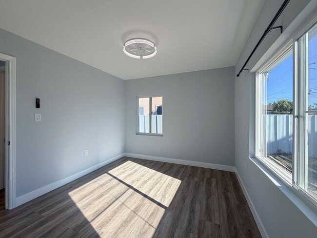 Building Photo - 502-504 E Hemlock- LT