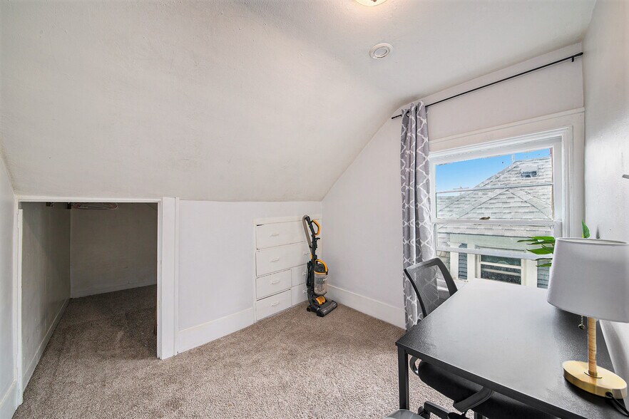 Building Photo - 624 Michigan St NE