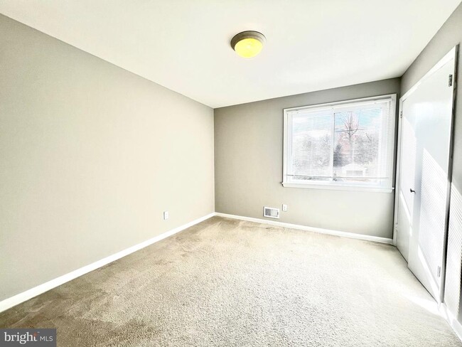 Building Photo - 5719 Rossmore Dr