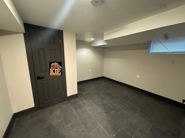 Building Photo - 14527 Irving Ave