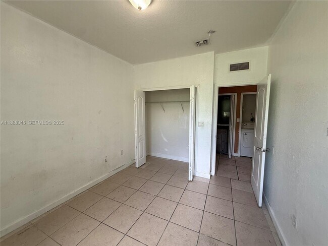 Building Photo - 2811 SE 17th Ave