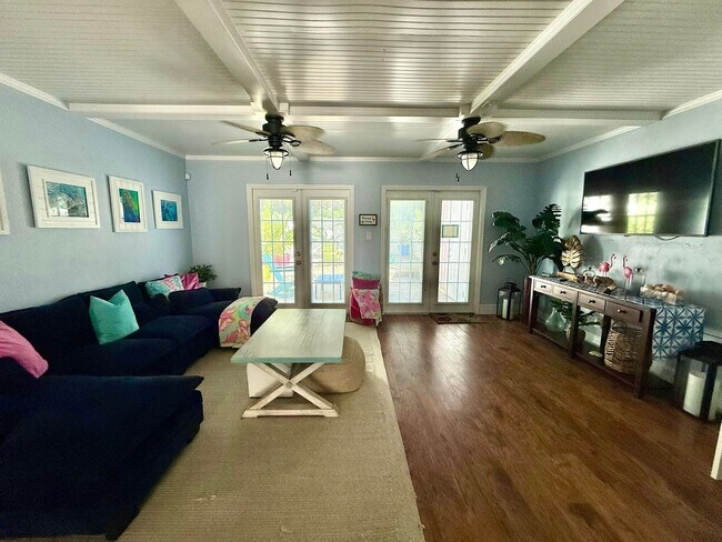 Building Photo - Beautiful 2 Bedroom Townhome in NSB with p...