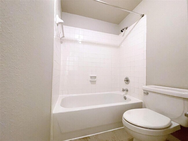 Building Photo - 2255 Braeswood Park Dr