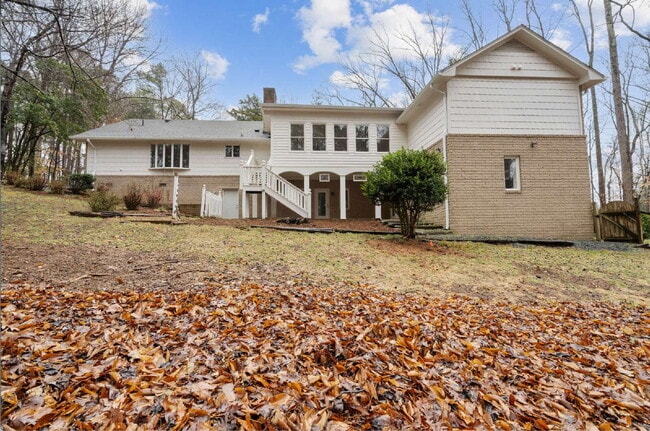 Building Photo - Two Bedroom Duplex with Bonus Room in Chapel Hill