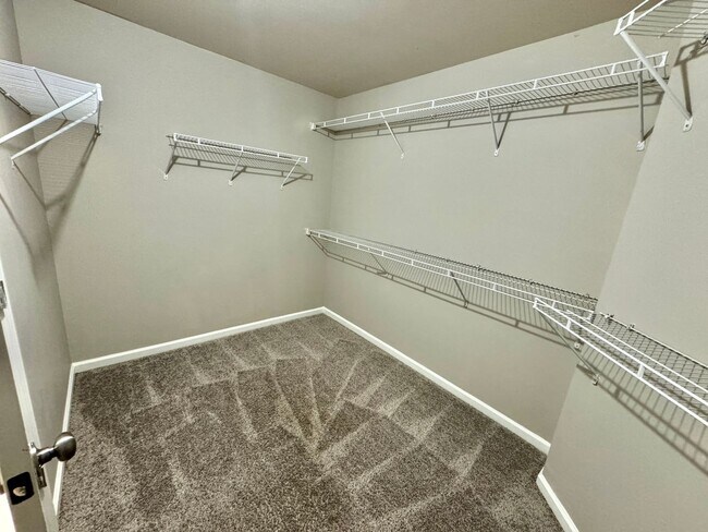 Building Photo - 3 Bed, 2 Offices, 2.5 Bath w/ 2 Car Garage in McKays Mill