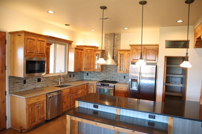 Building Photo - Your own resort! Elegant, Exclusive & Exquisite.