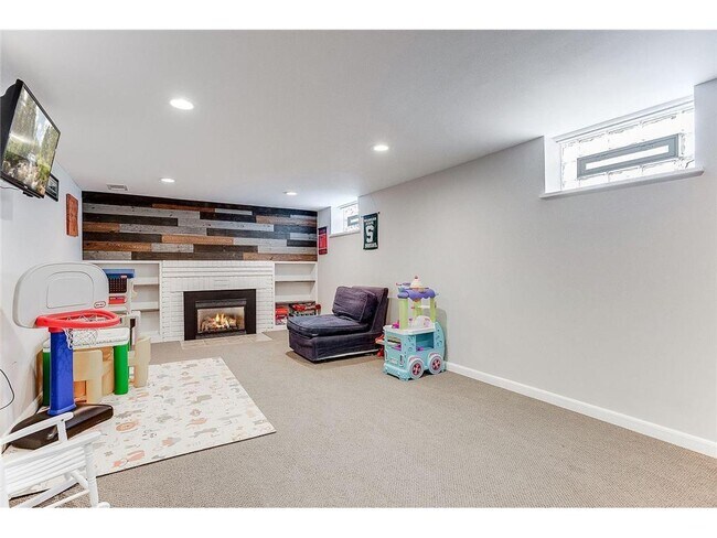 Building Photo - 1517 W 53rd St