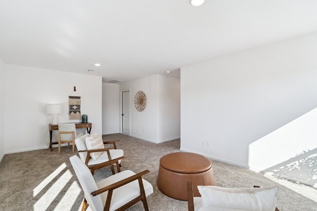 Building Photo - Fully Furnished 4 Bedroom + Bonus Room