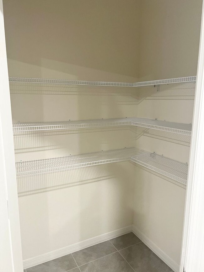 Building Photo - 4 BEDROOM 2 BATHROOM HOUSE FOR RENT