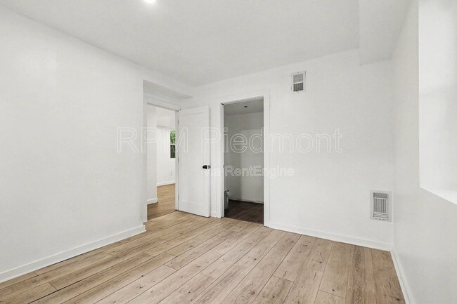 Building Photo - 2496 Lester St