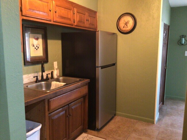 Building Photo - 2410 Lakeview Ln