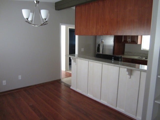 Kitchen Counter - 306 Larsson St