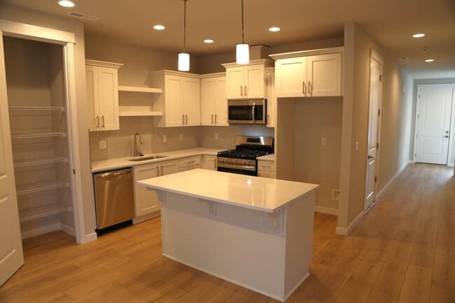 Building Photo - New 3 bed 2.5 Bath Townhome Ready for You!