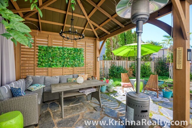 Building Photo - Beautiful 4 BD* 2.5 BA* Single Family Home...