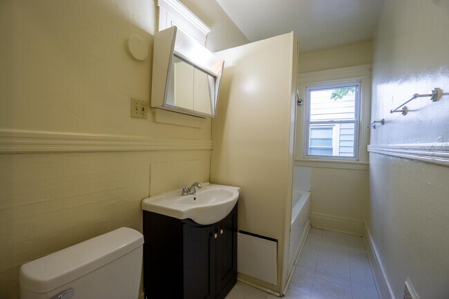 Building Photo - AVAILABLE 8/1/26 - 3 Bedroom with Off-Stre...