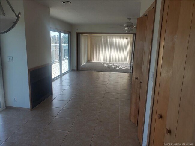 Building Photo - 4203 NE Skyline Dr