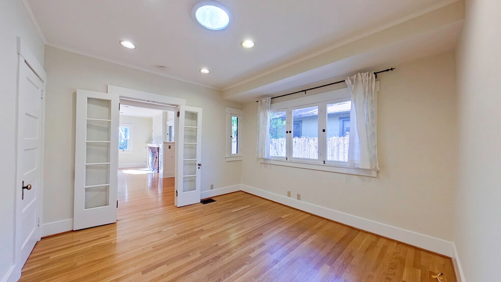 Building Photo - 1915 Las Lunas St