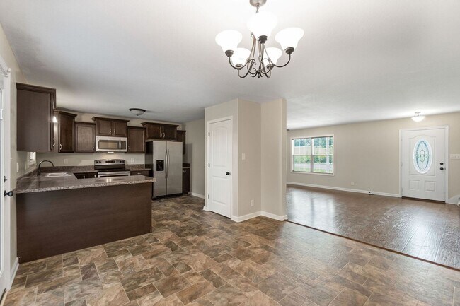 Building Photo - Large home in Hazelwood Area