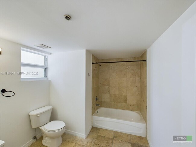 Building Photo - 425 NE 30th St