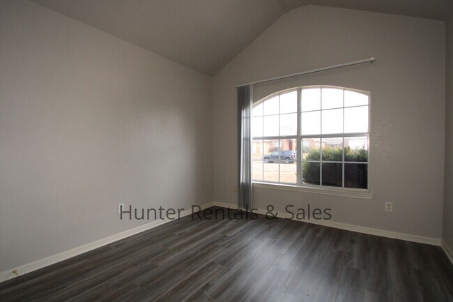Building Photo - Conveniently Located!!!