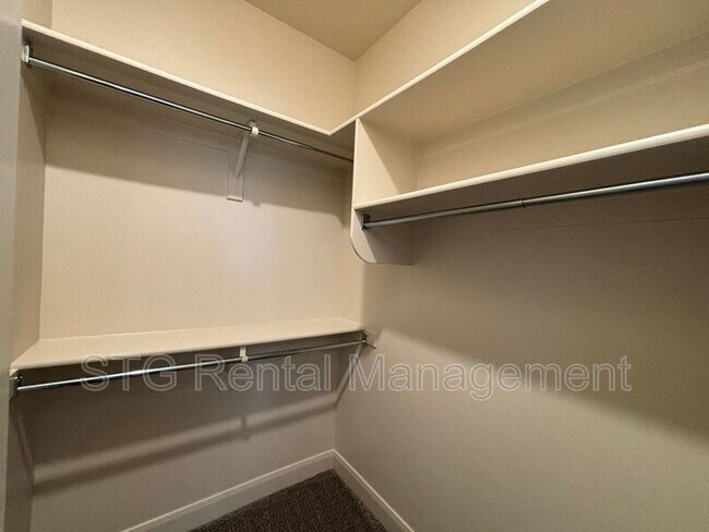 Building Photo - 700 N Main St