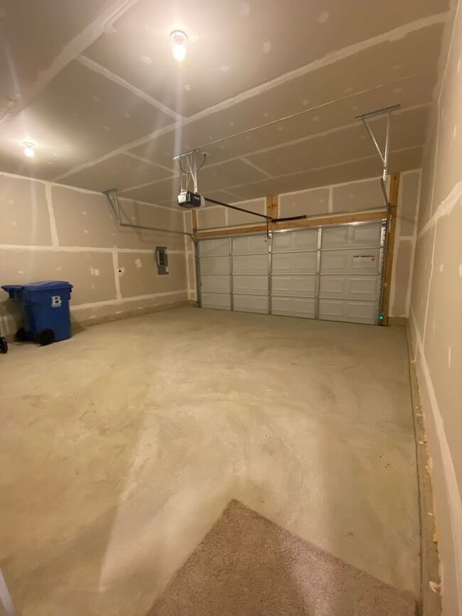 Building Photo - Beautiful Nearly-New 4 Bedroom, 2.5 Bath H...