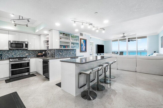 Building Photo - 2650 Lake Shore Dr