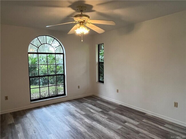 Building Photo - 558 E Jenkins Ct