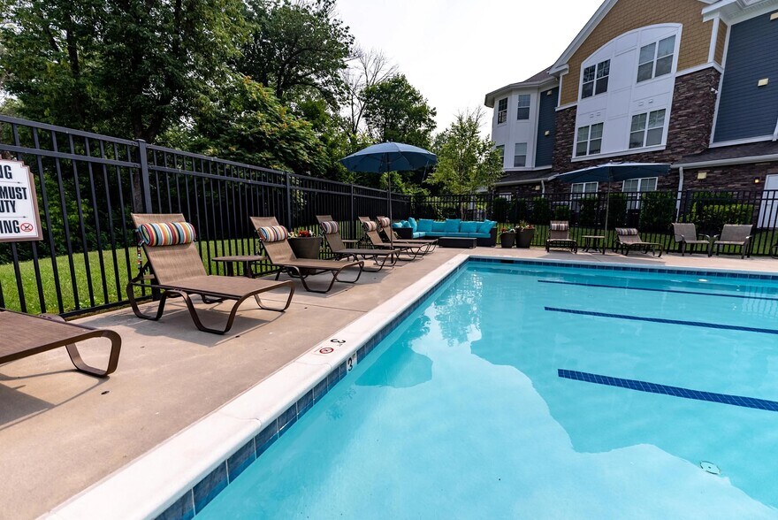 Building Photo - 909 Mansion Dr