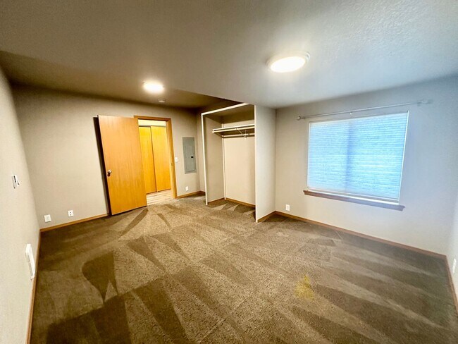 Building Photo - 2102 Yellowstone St