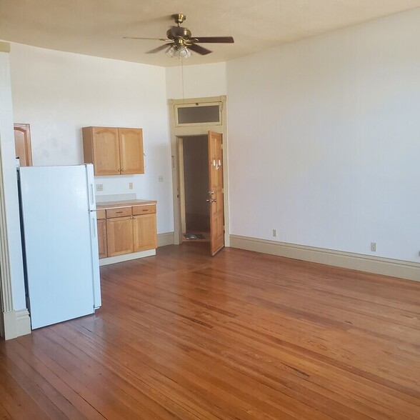 Building Photo - 216 E 1st St