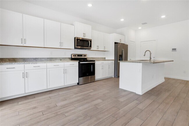 Building Photo - 846 SE 19th St