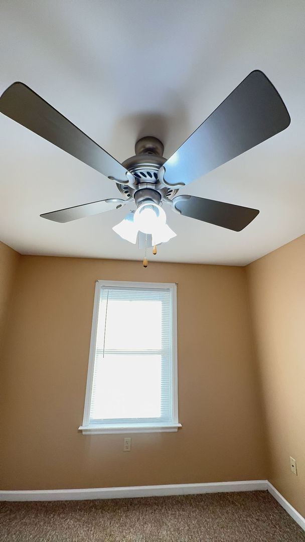 Building Photo - Laurel Station 3bed/2bath for $2550/month (entire unit)! Monthly rent includes TWO assigned parki...