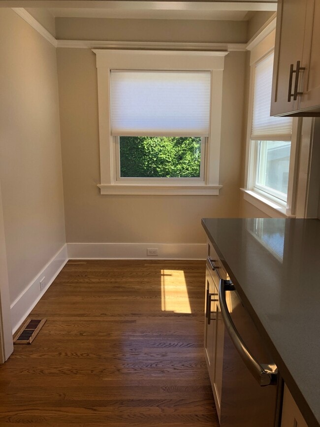 Building Photo - Remodeled House Walking Distance to Burlingame Ave