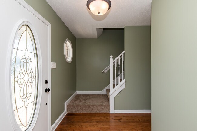 Building Photo - 4 Bedroom 2 Bath