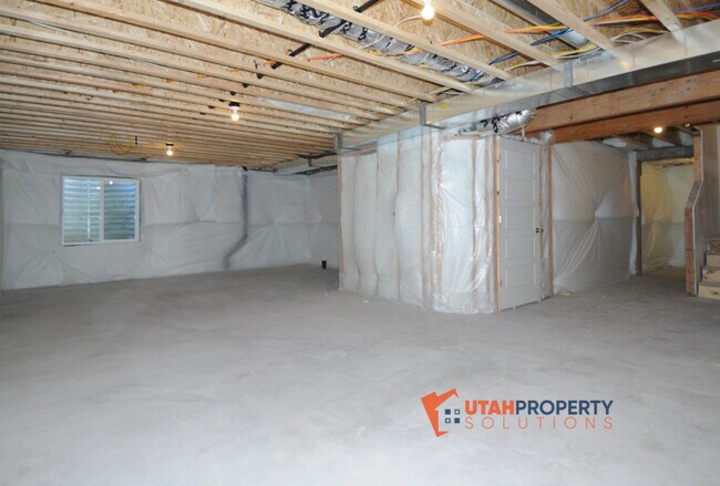 Building Photo - 7042 N Brook Ridge