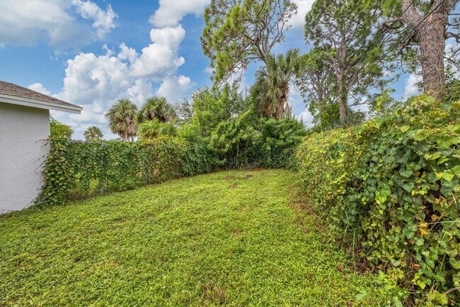 Building Photo - 880 Queen Rd