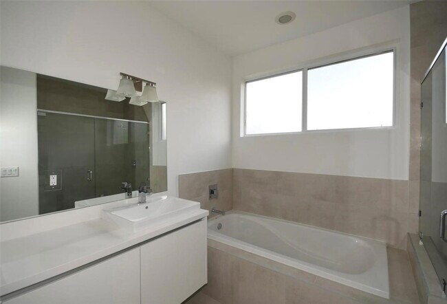 Building Photo - 10259 NW 72nd Terrace